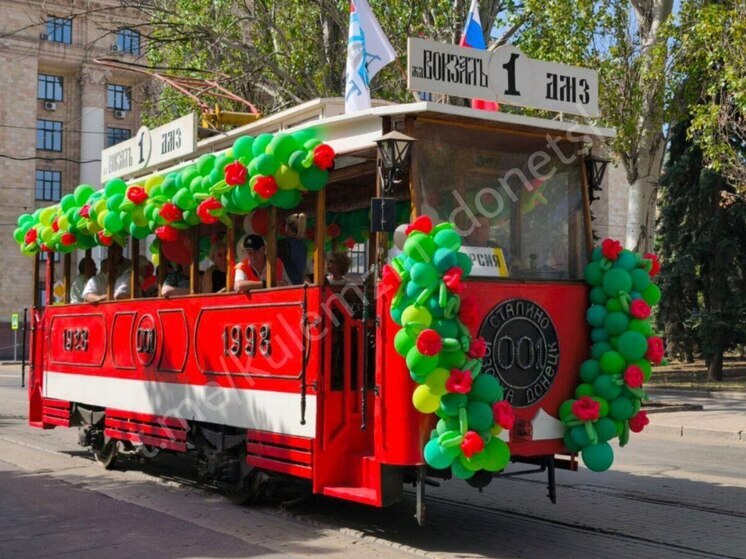 Праздничный трамвай запустили по улицам Донецка