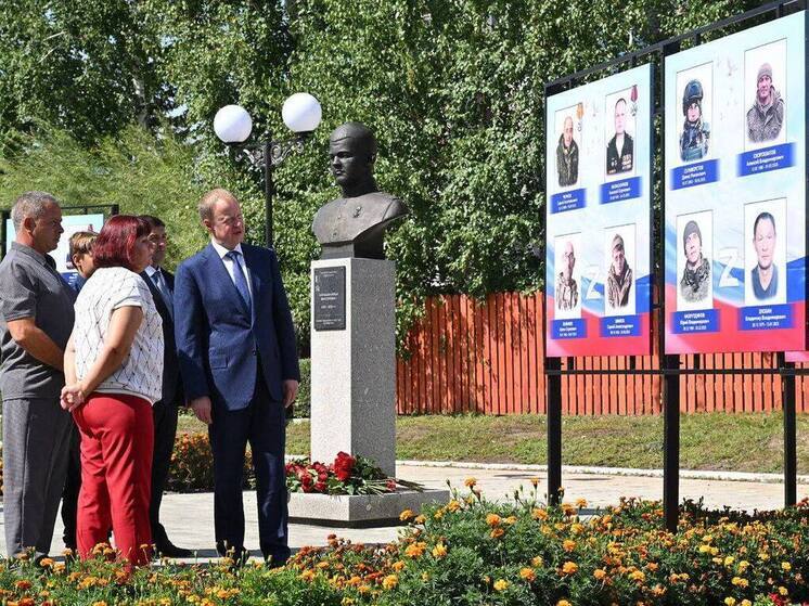 Герой России в 19 лет: бюст Ильи Каркавина установили в Завьялово