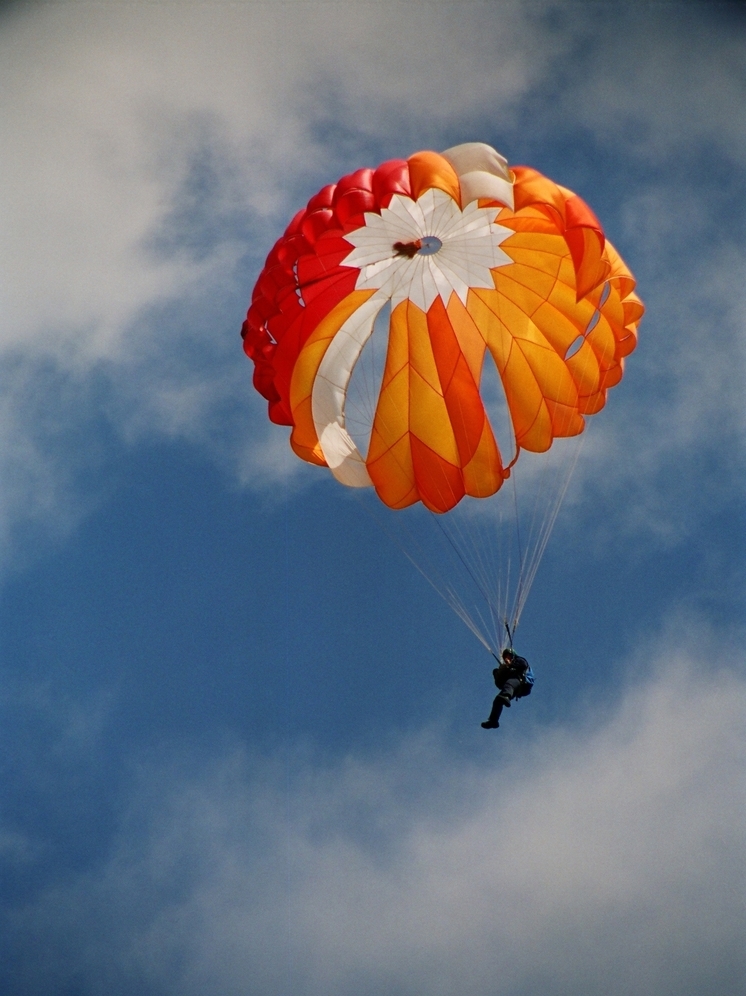 КМС по парашютному спорту скончался в Коломне после неудачного приземления