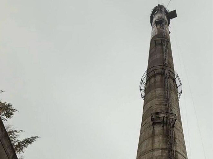 Женщина экстремально отмечала праздник и сорвалась с 88-метровой трубы в Павловске