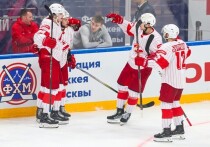 Лишь в заключительном матче Кубка мэра Москвы хоккеисты столичного «Спартака» сумели порадовать своих многочисленных болельщиков и несколько подсластить горькую пилюлю от общего выступления на домашнем, поскольку тот проходит на арене «Мегаспорт», предсезонном турнире