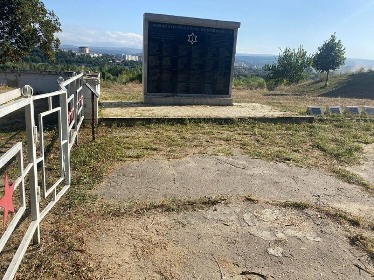 Жители Кисловодска провели уборку на мемориале «Жертвам фашизма»