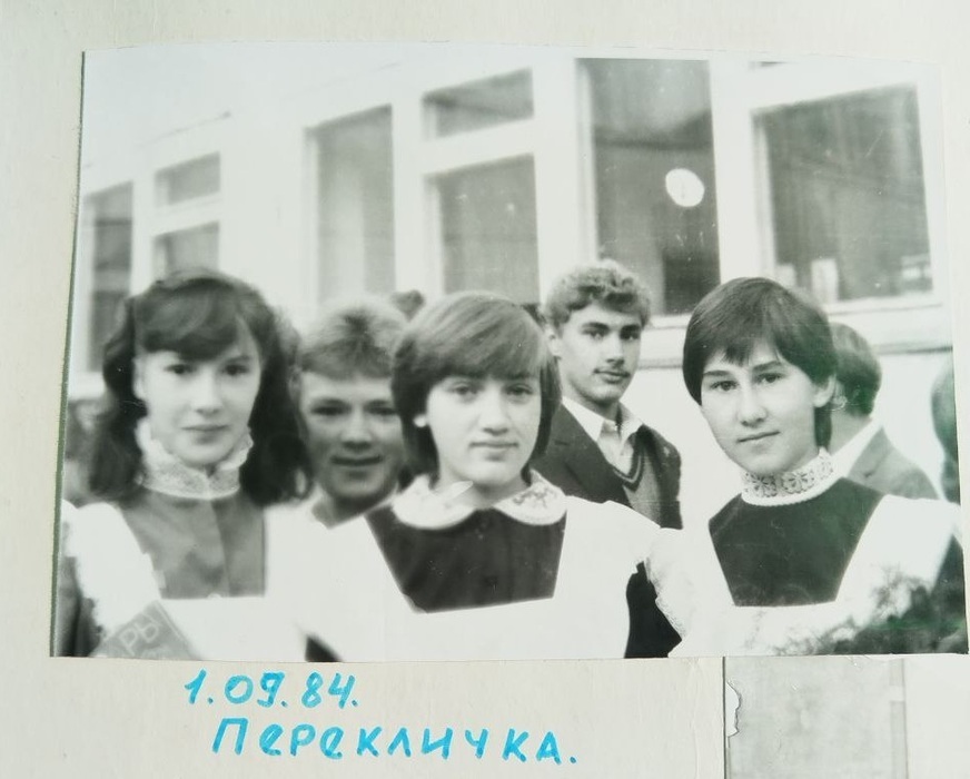 Школьники с гладиолусами на линейке 1 Сентября