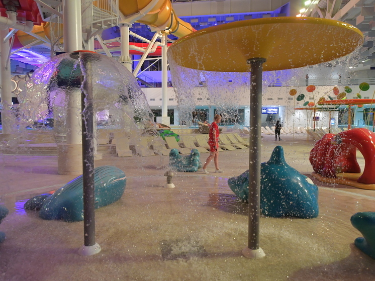 Отец тайком провел своего сына ночью в аквапарк в Хабаровске