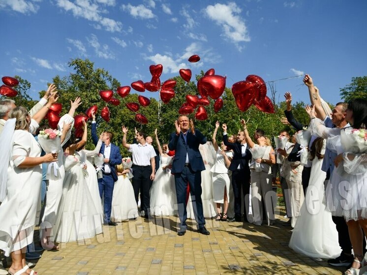 Пятнадцать пар дончан отметили День города Донецка свадебным марафоном