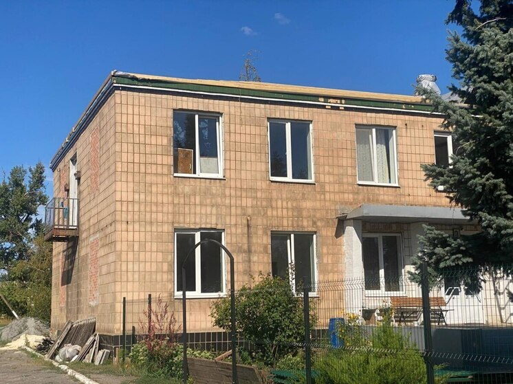 В поселке Камыш-Заря идет ремонт кровли монастыря
