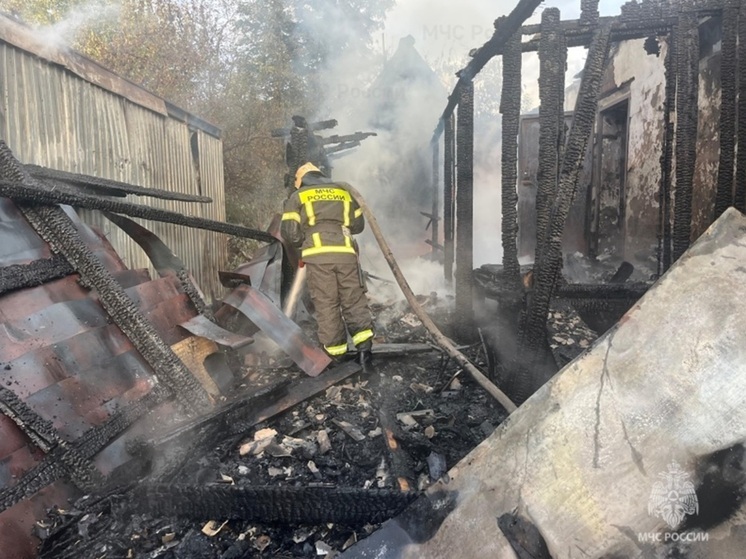 В Нижнем Тагиле горели заброшенное строение и частная баня