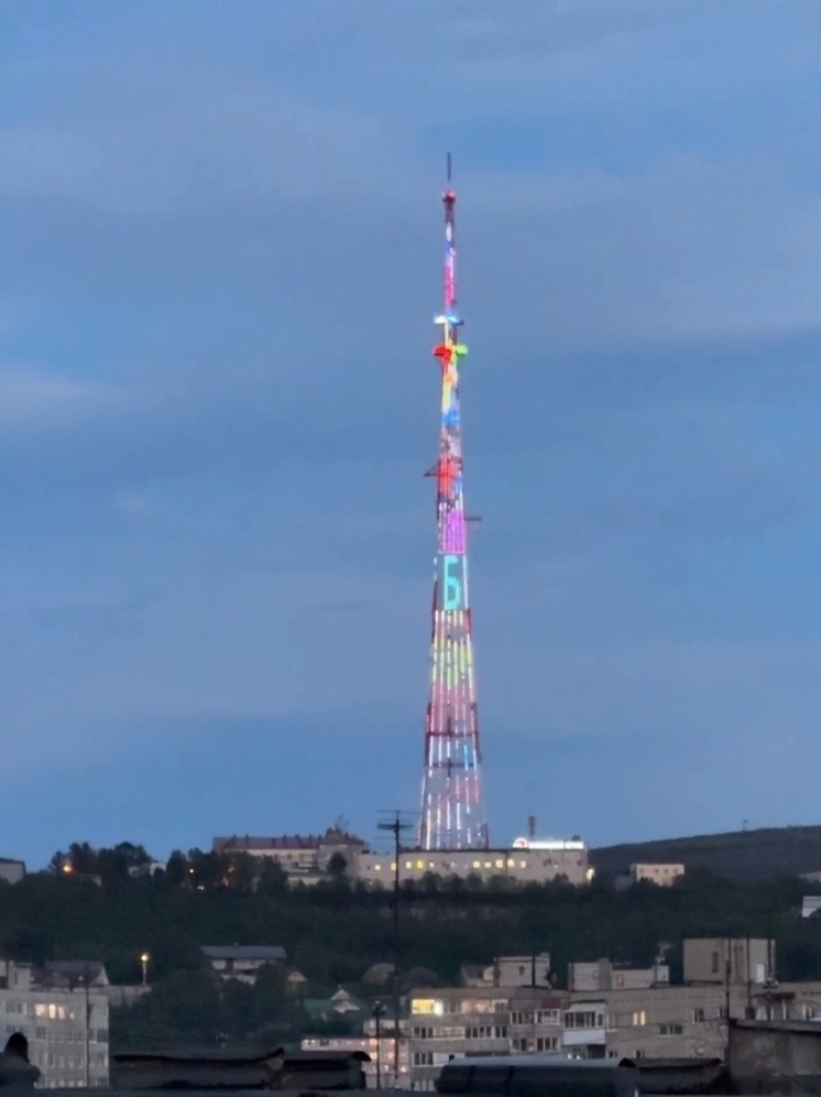 В Мурманске включили праздничную подсветку к Дню знаний