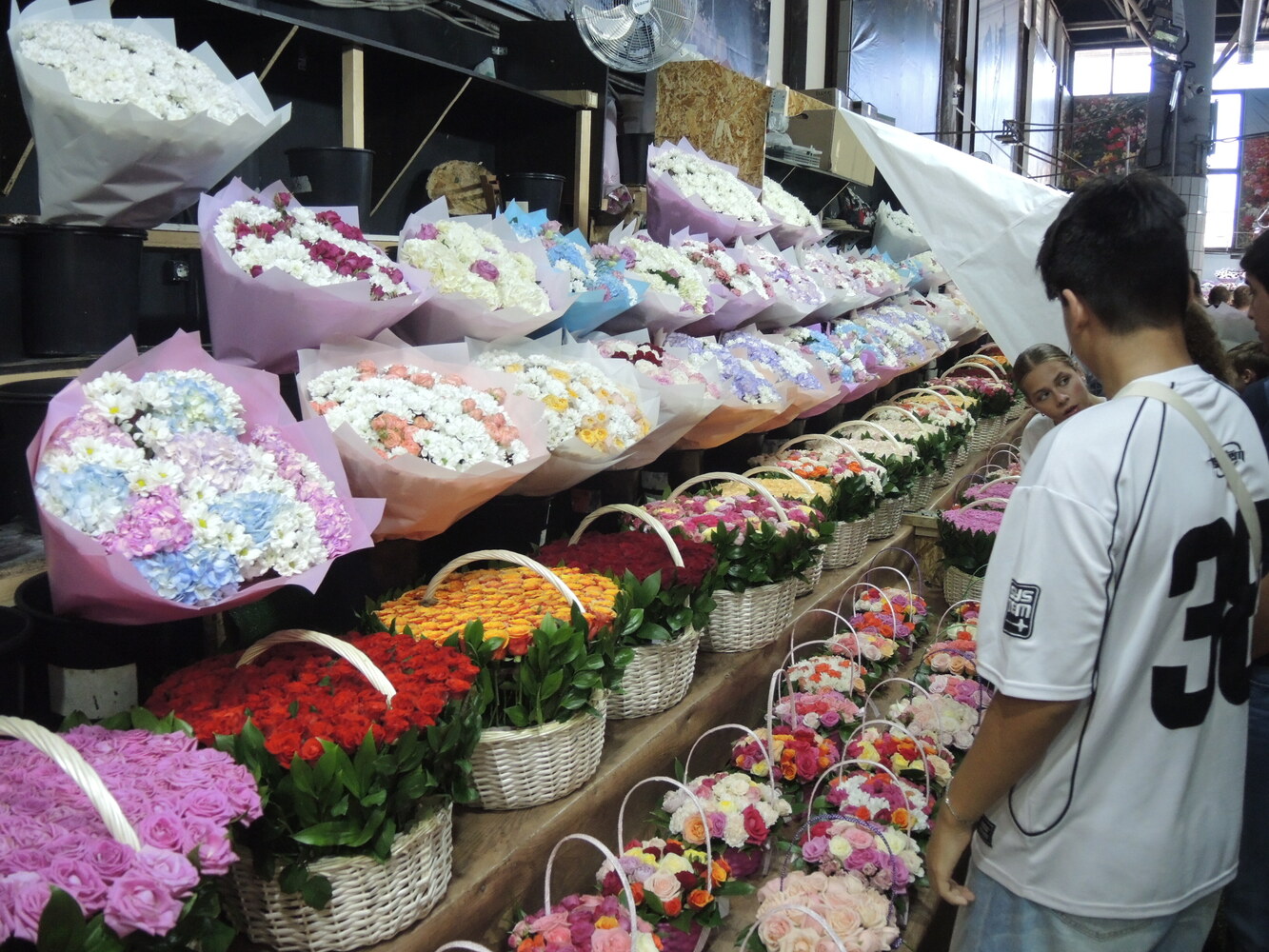 Что творится на главном цветочном рынке в преддверии 1 сентября: фоторепортаж 