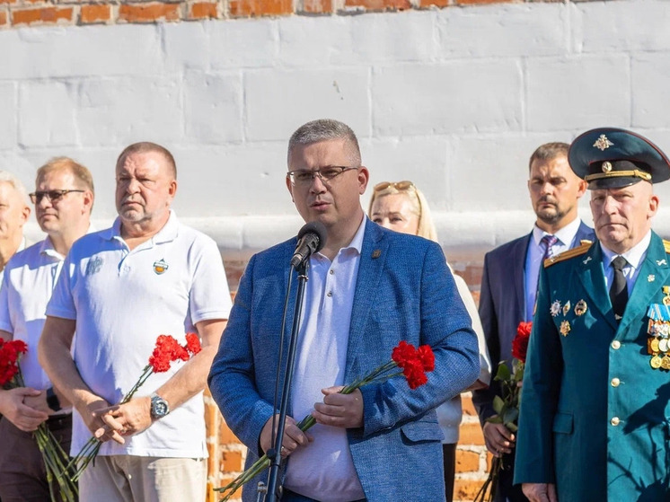 Александр Новиков принял участие в церемонии возложения цветов в Смоленске вместе с участниками фестиваля баскетбола 3х3