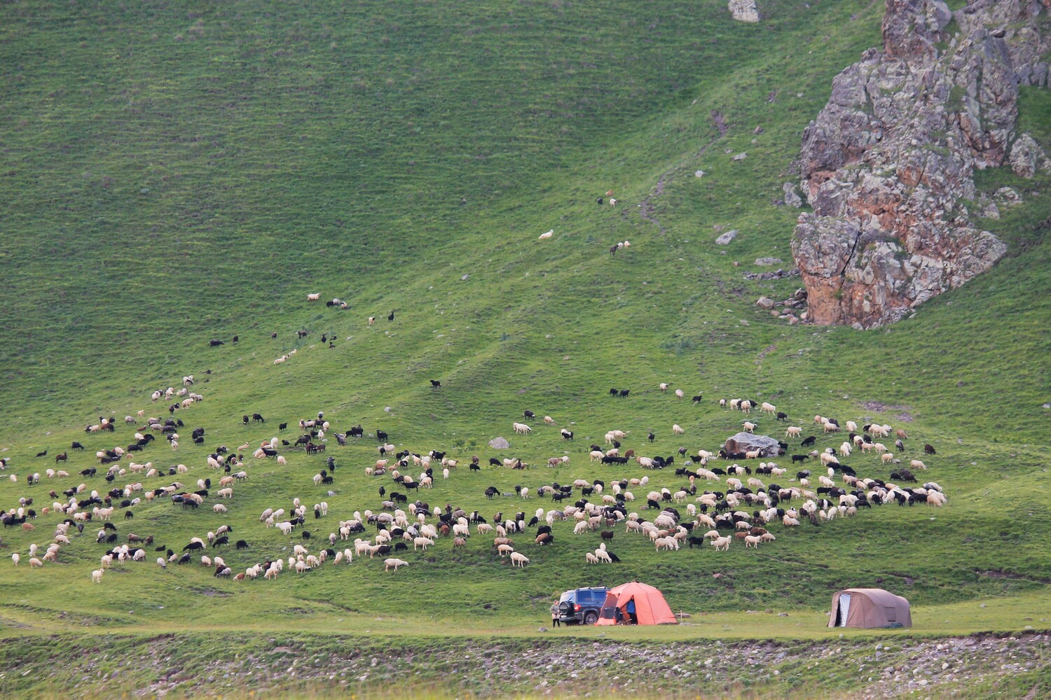 Солнечные лучи над горами