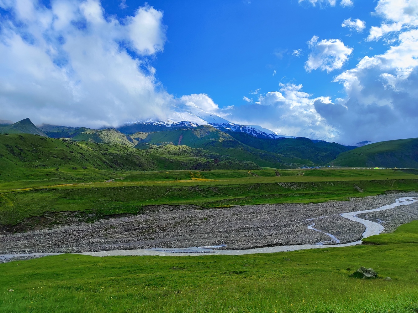 Горная река, питаемая талыми водами