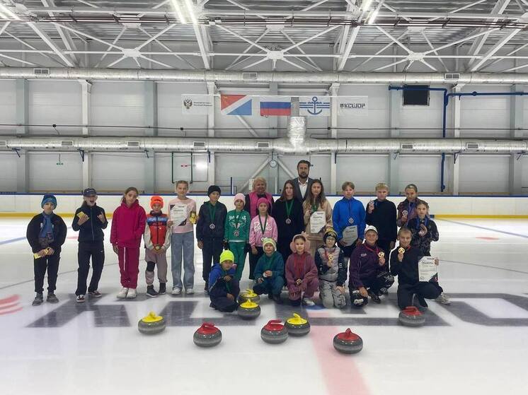 Турнир по керлингу впервые провели на ледовой арене Находки