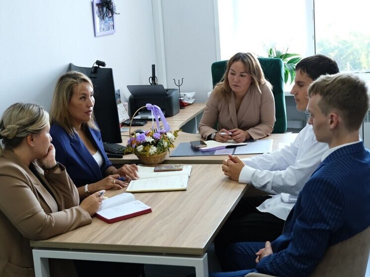 Студенты, спортсмены и воспитатели сели в кресла хакасских министров