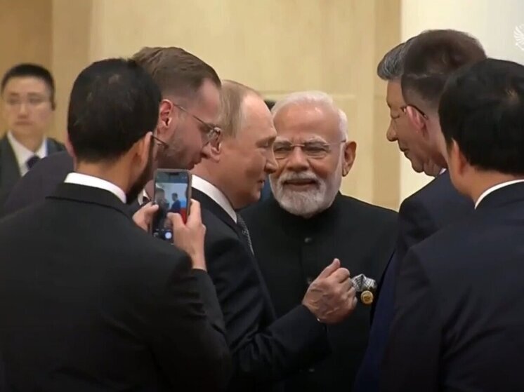 Путин переговорил «на ногах» с Си Цзиньпином и Моди перед заседанием ШОС