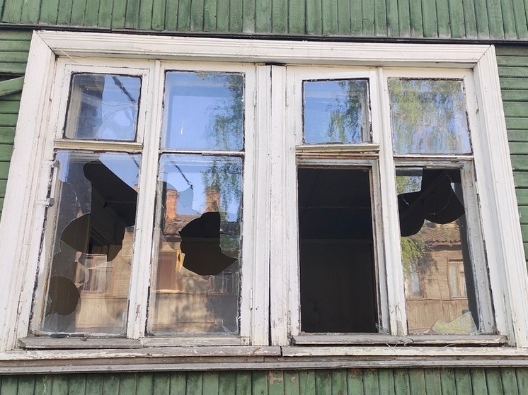 Жители 88-летнего здания в Сегеже пожаловались руководству Следственного комитета РФ на угрозу для жизни
