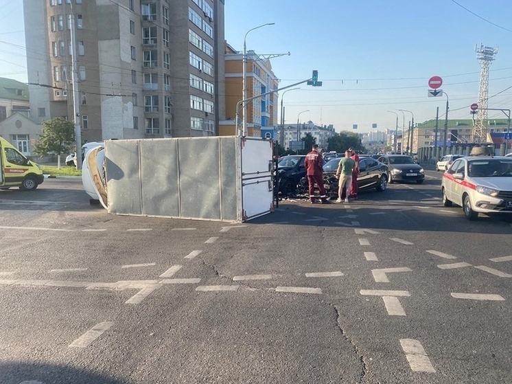 В Белгороде при столкновении трех автомобилей опрокинулась «Газель»