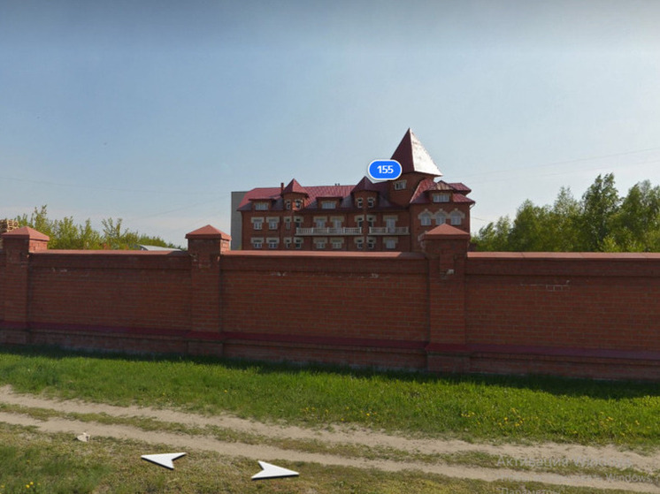 В Барнауле на улице Малахова, 155 начали снос краснокирпичного здания, известного горожанам как «Красный замок»