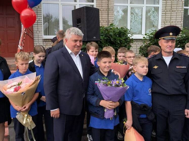 Дронов 1 Сентября проводил своих детей в школу №13