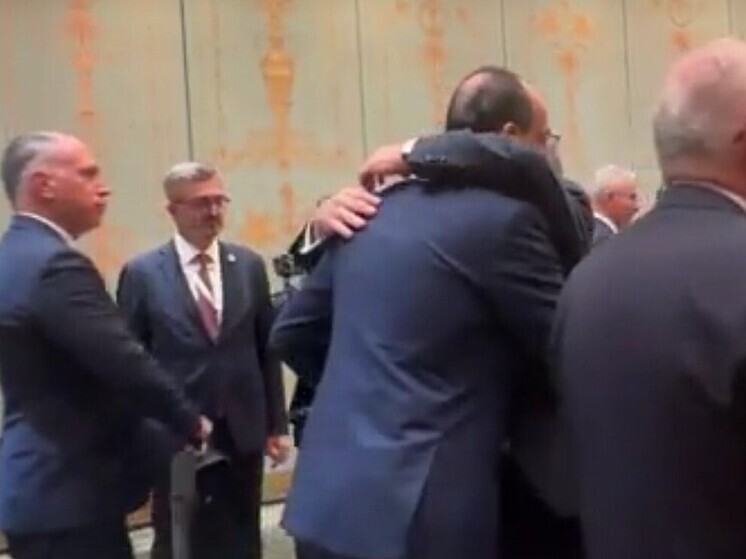 Перед переговорами делегации России и Турции обнялись