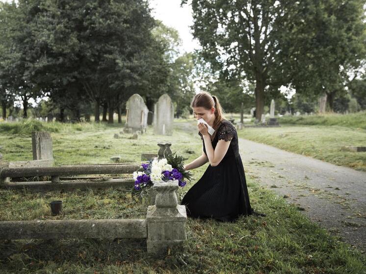 В РПЦ рассказали, допустимо ли размещать фотографии умерших на крестах