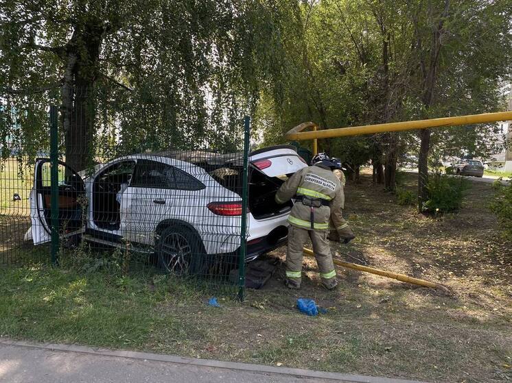 20-летний водитель Mercedes влетел в газовую трубу и дерево в Безенчуке