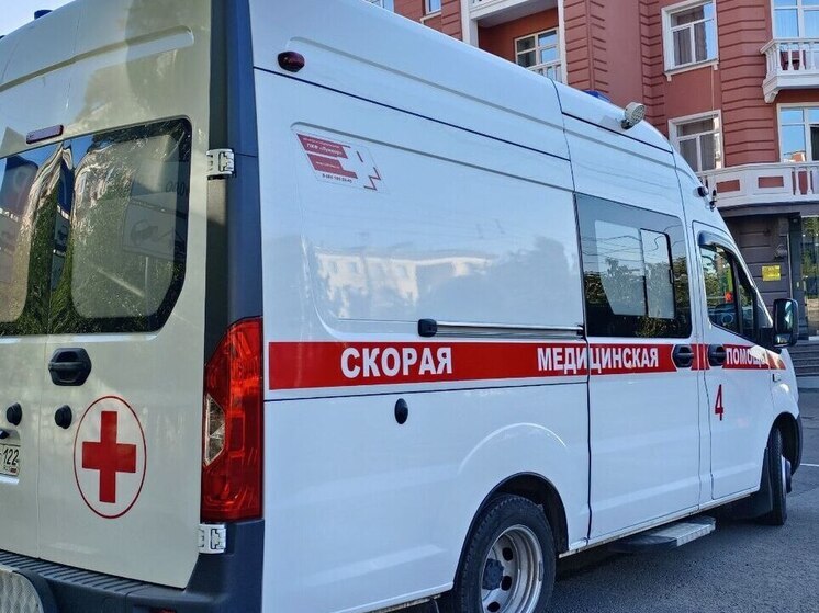 В Барнауле водитель грузовика врезался в «КамАЗ» и сбил пешехода