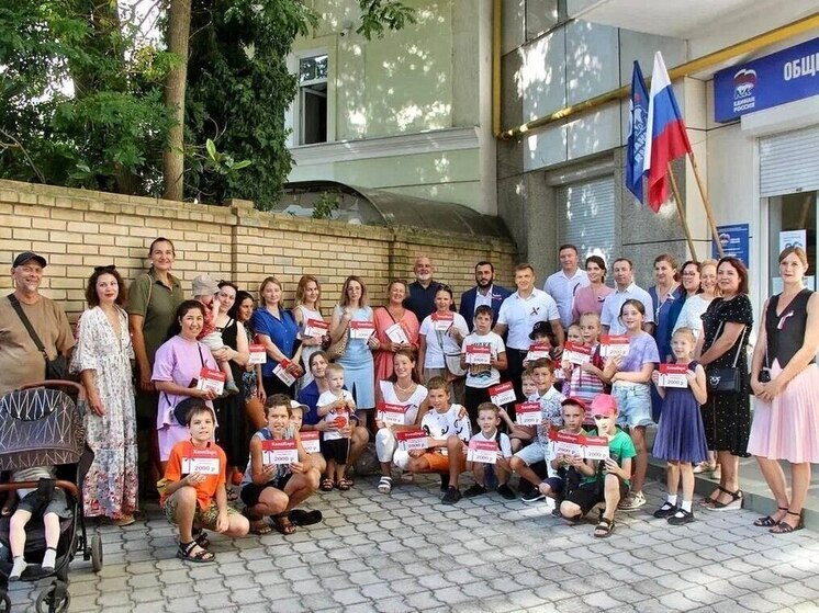 Свыше 1500 крымских школьников получили канцелярские наборы
