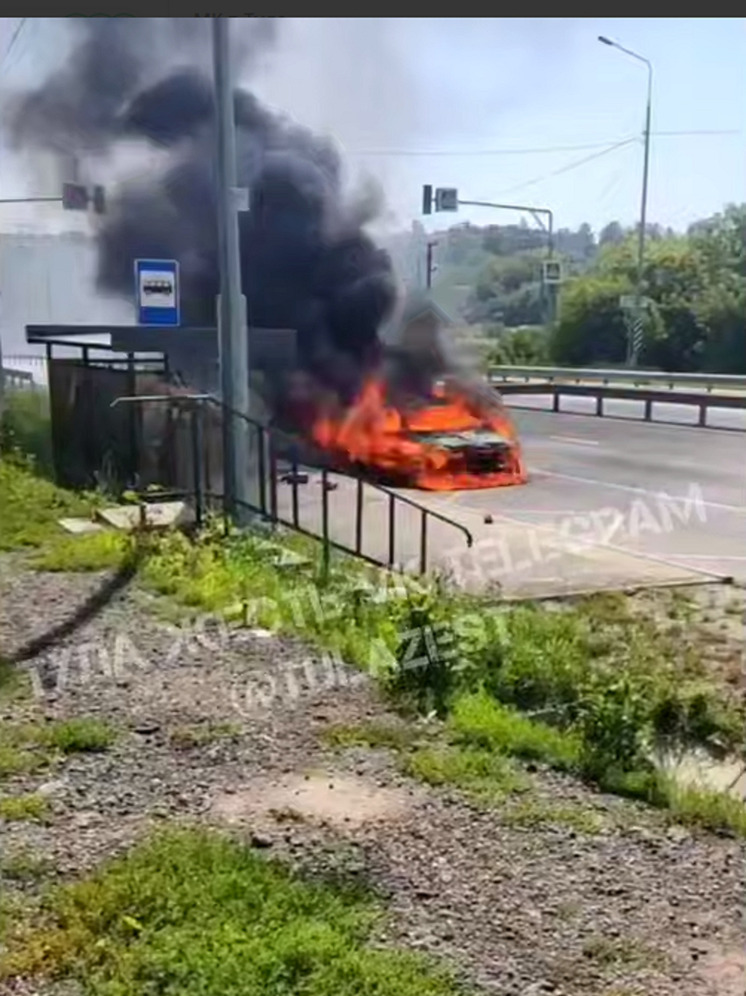 Под Тулой на трассе М-2 "Крым" полностью сгорел "Mercedes-Benz"