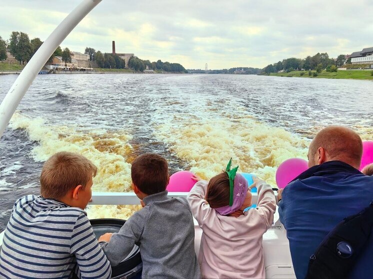 Псковские школьники отправились в речной круиз на «Корабле знаний»