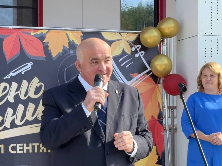 Губернатор Сергей Ситников принял участие в торжественной линейке у школы №16