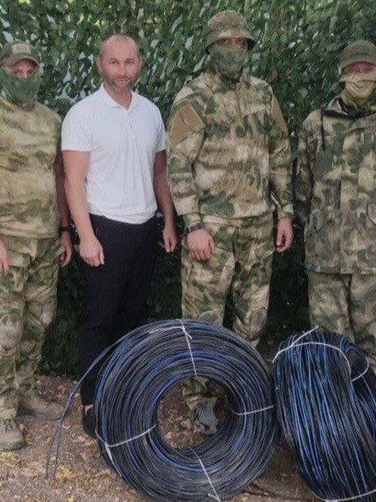 Глава Каховского округа передал российским бойцам изолированные провода