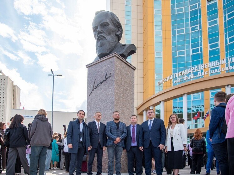 В ОмГУ в День знаний открыли памятник Фёдору Достоевскому