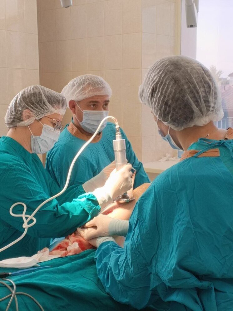Тюменские медики спасли жизнь парашютисту, попавшему на высоковольтные провода