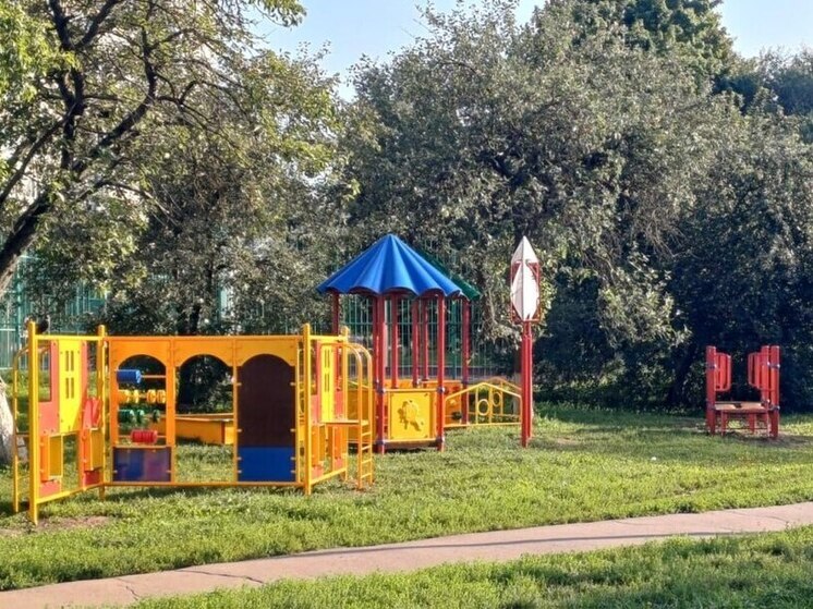 В Орле в двух дворах появилось новое детское игровое оборудование
