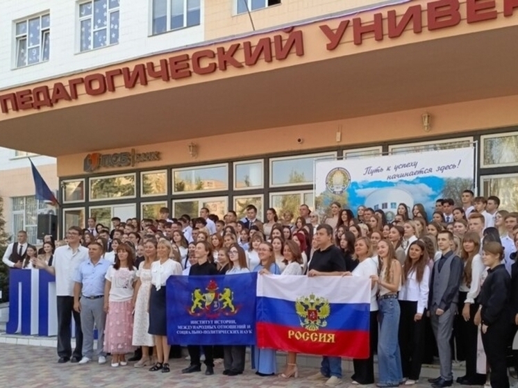 Линейка в День знаний в Луганском педагогическом университете собрала 1,5 тысячи первокурсников