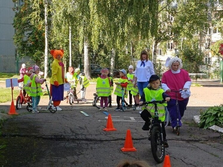 Маленькие велосипедисты Кирова осваивают ПДД в игровой форме