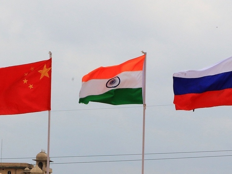 Политолог Крутаков: РФ, Индия и КНР вместе могут противостоять странам Запада