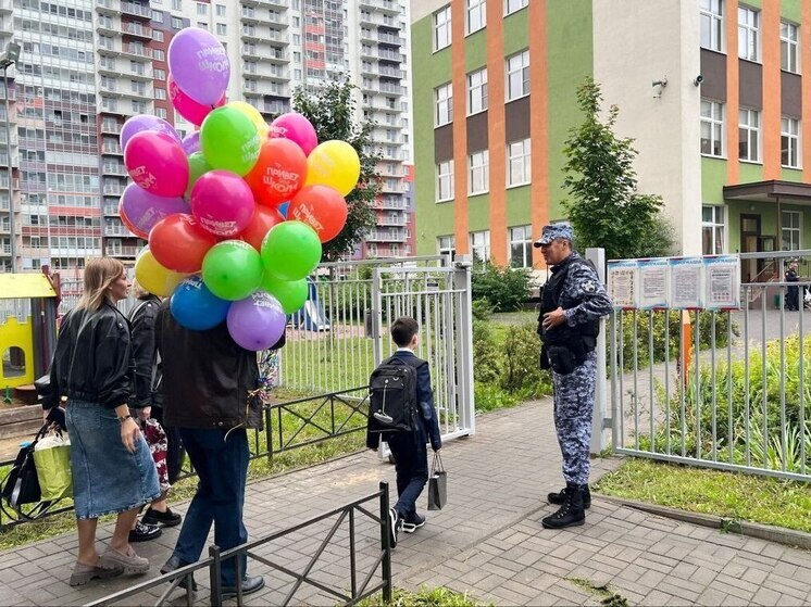 210 экипажей Росгвардии охраняли школьников на линейках в Петербурге и Ленобласти