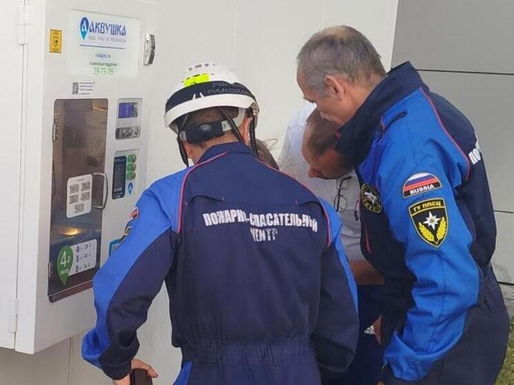 Пензенские спасатели освободили ребенка из плена монетоприемника
