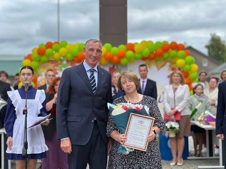 Александр Козловский предложил организовать экскурсию в парламент для учеников великолукской школы