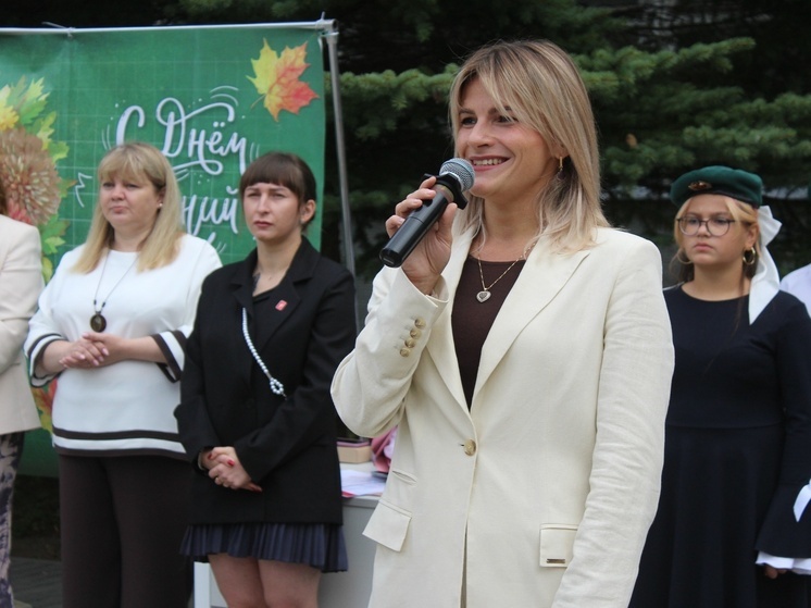 В Кардымовском округе школьников поздравляла зампред правительства Анастасия Гапеева