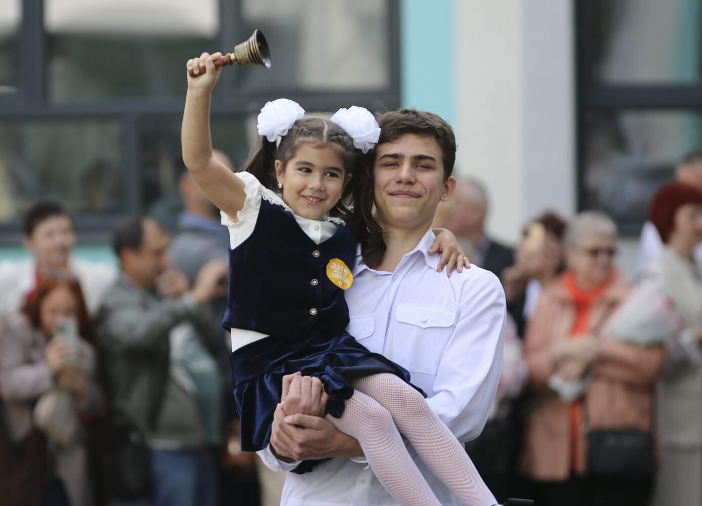 Родители и дети на празднике знаний