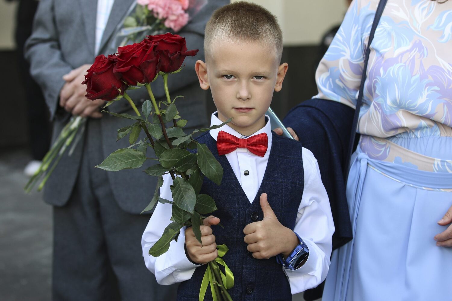 1 сентября прозвенел первый звонок для первоклассников и их родителей: фоторепортаж 