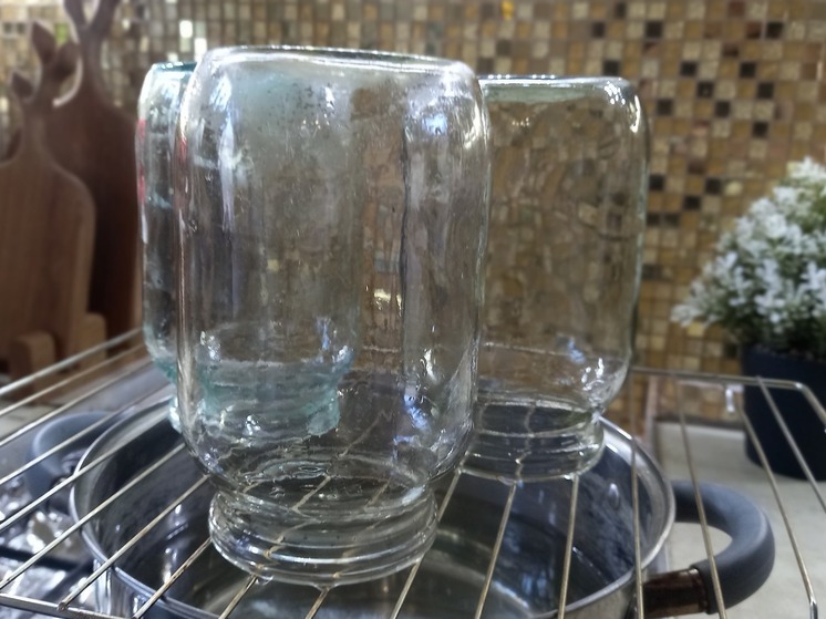 Россиянам рассказали, как правильно стерилизовать банки