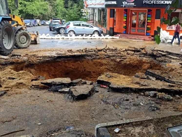 В Новосибирске прокуратура проверит провал грунта, предположительно из-за аварии на канализации