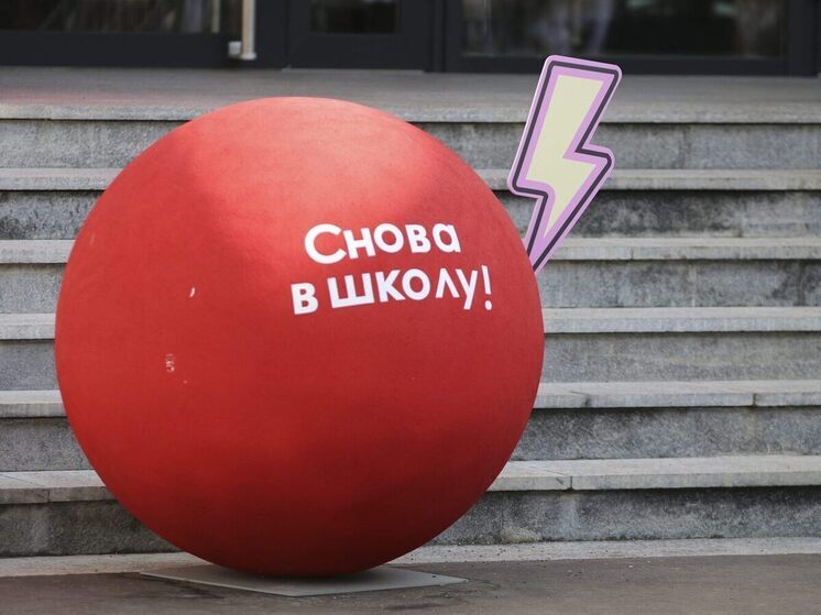 В ответ дети спели ему «Солнце новое встает в России»