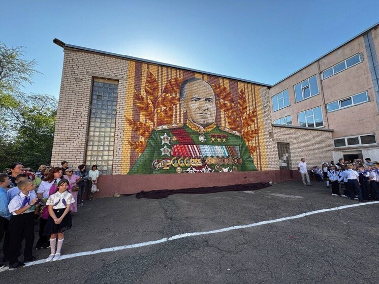 Мурал с изображением маршала Жукова украсил школу в Первомайске ЛНР