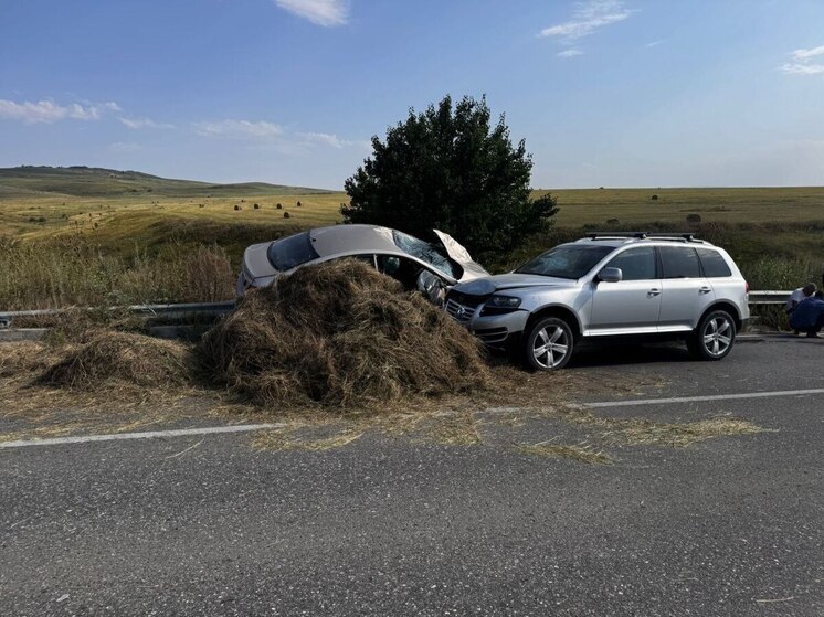 Упавший на дорогу тюк сена стал причиной ДТП с пострадавшими на дороге «Черкесск – Хабез»