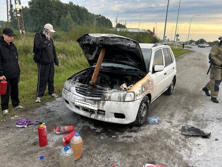 На Полевском тракте горел автомобиль Mazda Demio